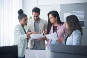 ¿Cuál es el ente encargado de investigar los casos de licencias médicas falsas?