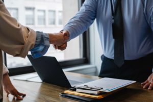 cambiar las funciones establecidas en el contrato de un empleado