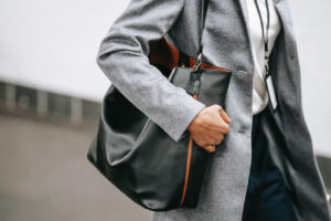 Revisión de bolsos en el trabajo: ¿Es una práctica legal para el empleador?